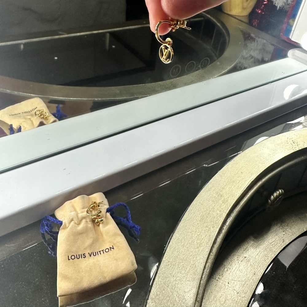 Gold Louis Vuitton earrings - Picture 10 of 10